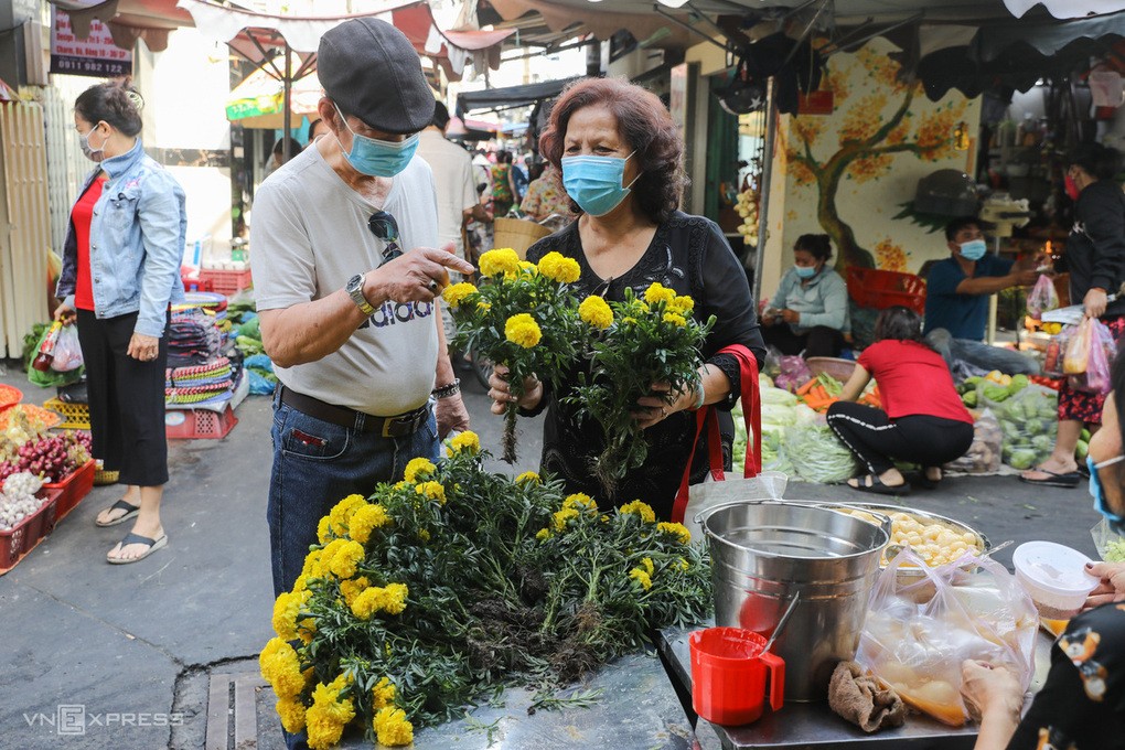 Người dân đeo khẩu trang khi đi chợ tại TP HCM ngày 4/2/2021. Ảnh: Quỳnh Trần