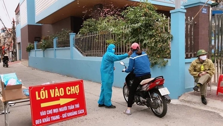 Ngừoi dân Chí Linh áp dụng hình thức phiếu đi chợ sau giãn cách xã hội. Ảnh: Bộ Y tế.
