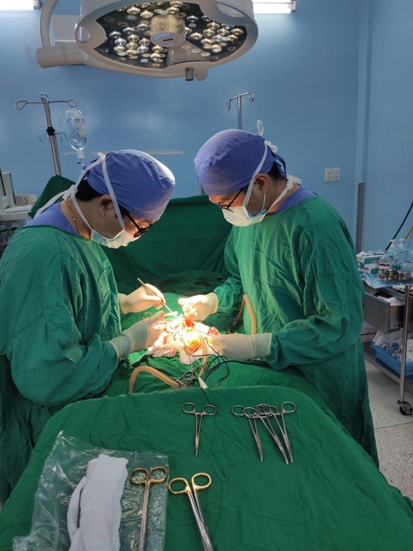 Sau 2 giờ phẫu thuật, dị vật được loại bỏ, vị trí ruột thủng được khâu kín, ổ bụng được bơm rửa sạch