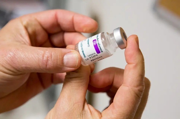 Một bác sĩ cầm lọ vaccine AstraZeneca ở Pháp ngày 26/2. Ảnh:AFP.