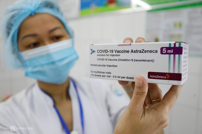 Vaccine Covid-19 AstraZeneca được nhân viên y tế Bệnh viện Bệnh Nhiệt đới Trung ương chuẩn bị tiêm cho y bác sĩ bệnh viện sáng 8/3. Ảnh: Hữu Khoa.