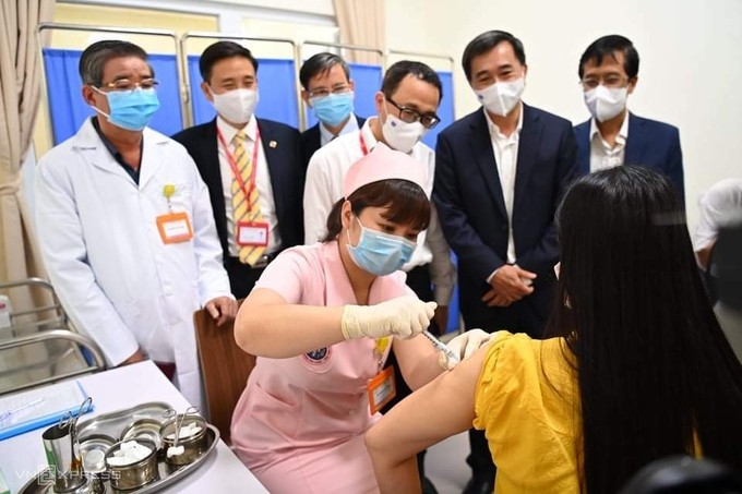 Tình nguyện viên đầu tiên tiêm thử nghiệm vaccine Covid-19 Covivac, tại Hà Nội sáng 15/3. Ảnh: Giang Huy.