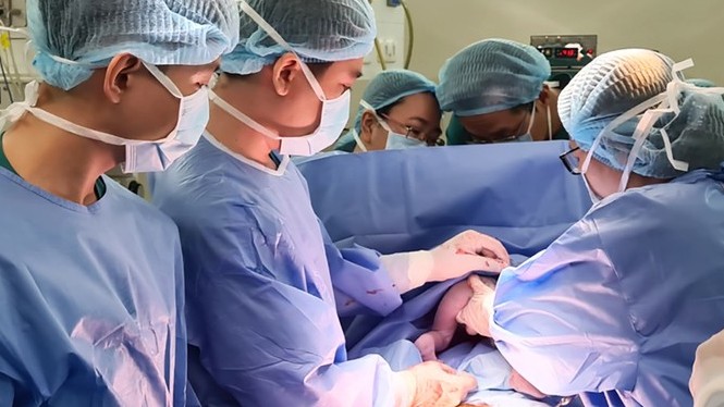 Bác sĩ thiết kế tấm trải để em bé chui qua sau sinh mổ