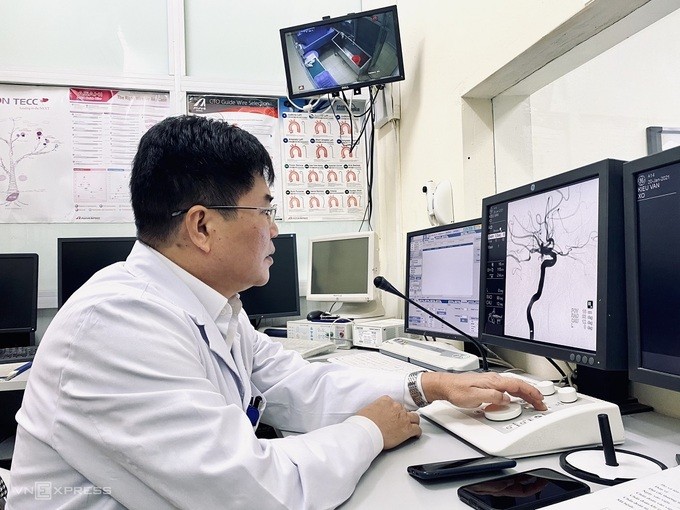 Bác sĩ Đài đang chỉ huy từ xa một ca phẫu thuật cho bệnh nhân đột quỵ tại Bệnh viện 103. Ảnh: Thùy An