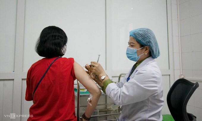 Người dân tiêm vaccine phòng bệnh. Ảnh: Chi Lê.