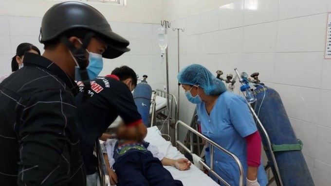 Đà Nẵng: Mua đồ chơi lạ, 32 học sinh nhập viện do khó thở, 5 em trở nặng