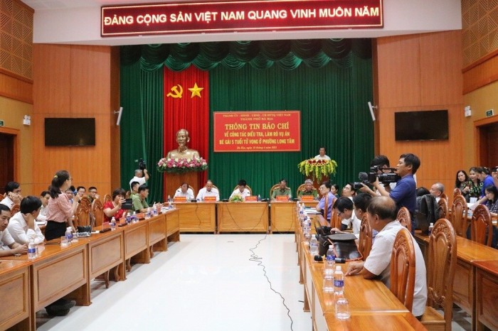 Quang cảnh buổi thông tin về vụ án.