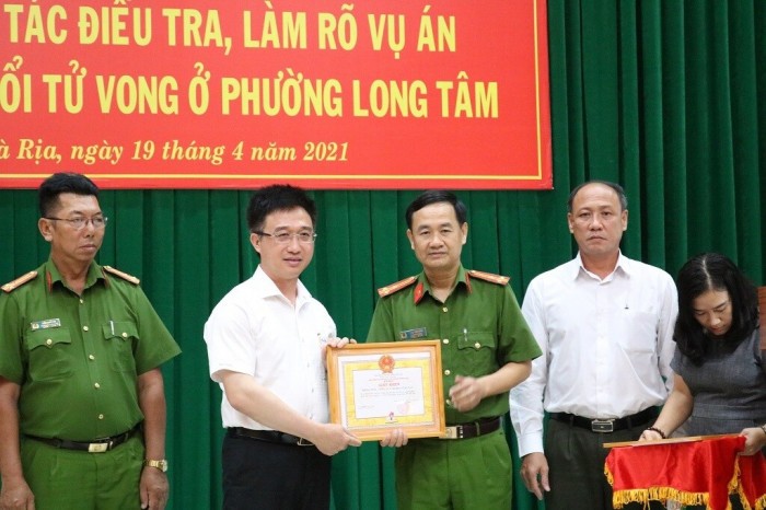 Các đơn vị tham gia phá án được khen thưởng.