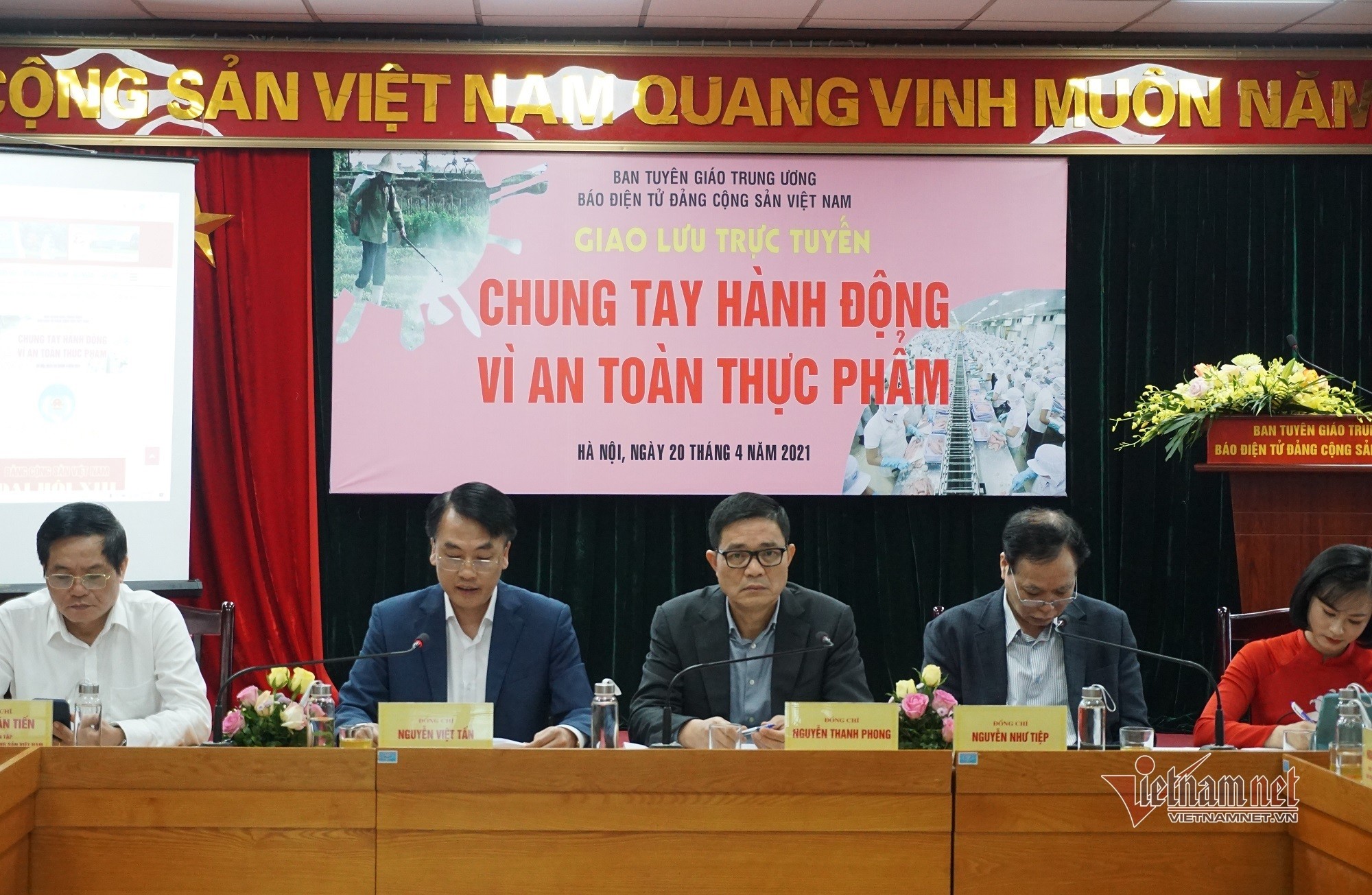 Ông Nguyễn Thanh Phong, Cục trưởng Cục An toàn thực phẩm, Bộ Y tế (ngồi giữa) cùng các khách mời tại Giao lưu trực tuyến “Chung tay hành động vì an toàn thực phẩm”