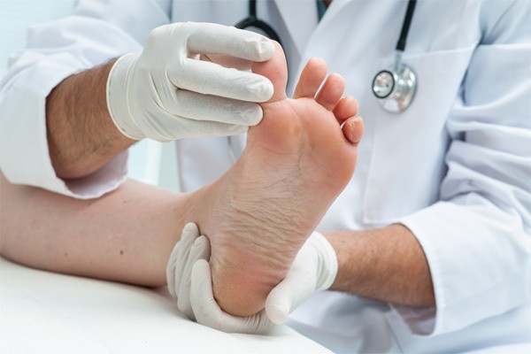 Bạn cần đi khám nếu chân sưng đau kéo dài. Ảnh: Footdoctor