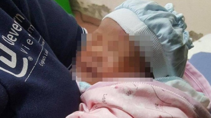 Trẻ sơ sinh bị bỏ rơi trong đêm tại trạm y tế ở huyện Thường Tín
