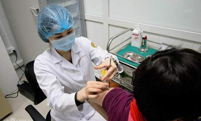 A volunteer is injected with a Nanocovax vaccine shot as part of its second phase of human trials at the Vietnam Military Medical University in Hanoi, March 2021. Photo by VnExpress/Chi Le.