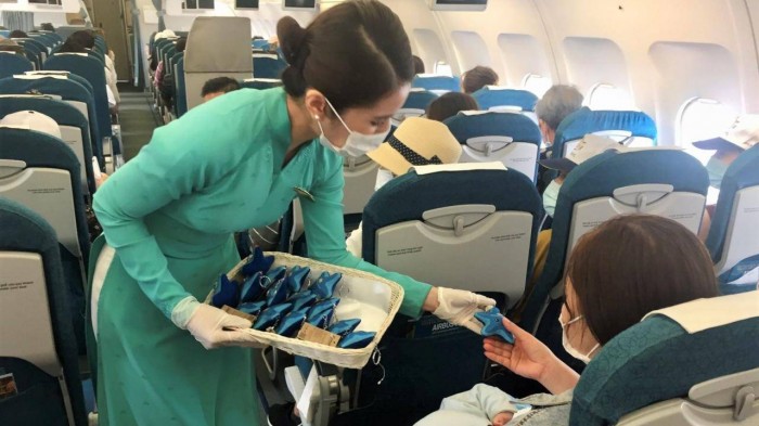 Vietnam Airlines tổ chức các hoạt động kêu gọi hành khách bảo vệ sao biển trên 9 chuyến bay đầu tiên từ các điểm đến Phú Quốc. Trong ảnh, hành khách của Vietnam Airlines được tặng những chiếc móc chìa khoá xinh xắn hình sao biển