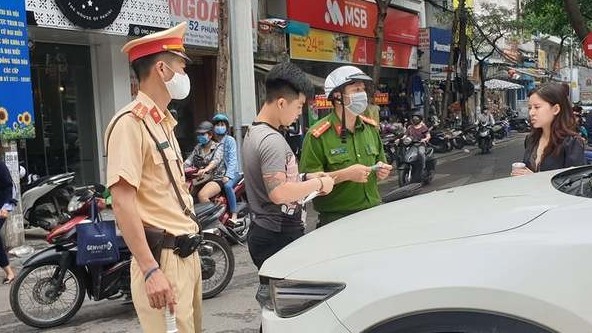 Chở bạn gái lên phố Hà Nội, thanh niên xăm trổ để ô tô giữa đường