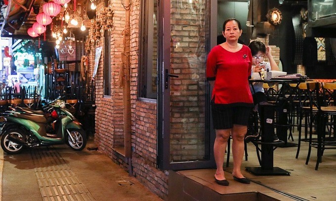 A woman stands in front of a bar in Bui Vien Street, District 1, Ho Chi Minh City, 2020. Photo by VnExpress/Quynh Tran.