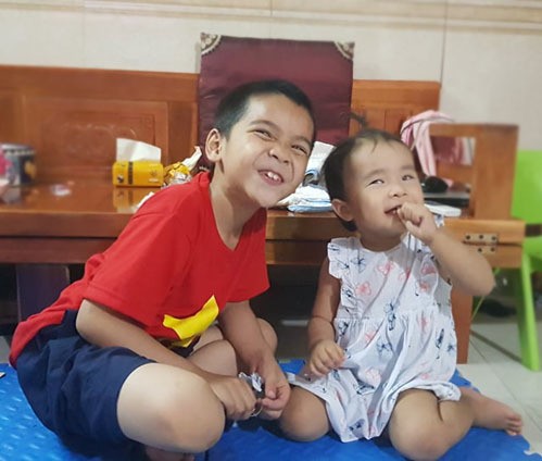 Lan Anh's dạughter (R) is with her grandmother in Anh's hometown while her son goes to his mother's workplace. Photo courtesy of Lan Anh.