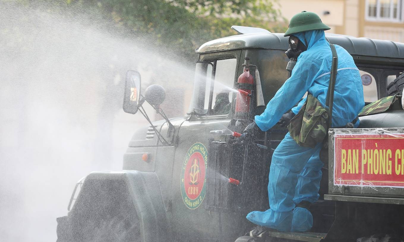 A military personnel disinfects a public area in Vinh Phuc Province, May 4, 2021. Photo by VnExpress/Ngoc Thanh.