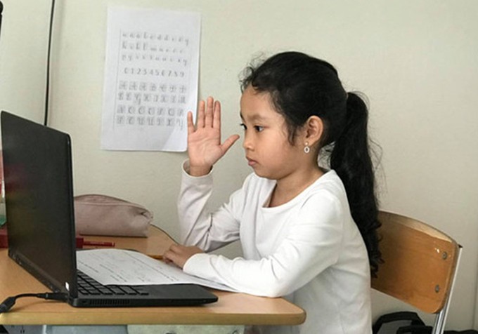 A Hanoi student attends online classes. Photo by VnExpress/HaiHien.