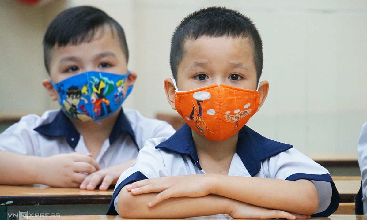 Students wear masks in class at a primary school in HCMC, 2021. Photo by VnExpress/Manh Tung.