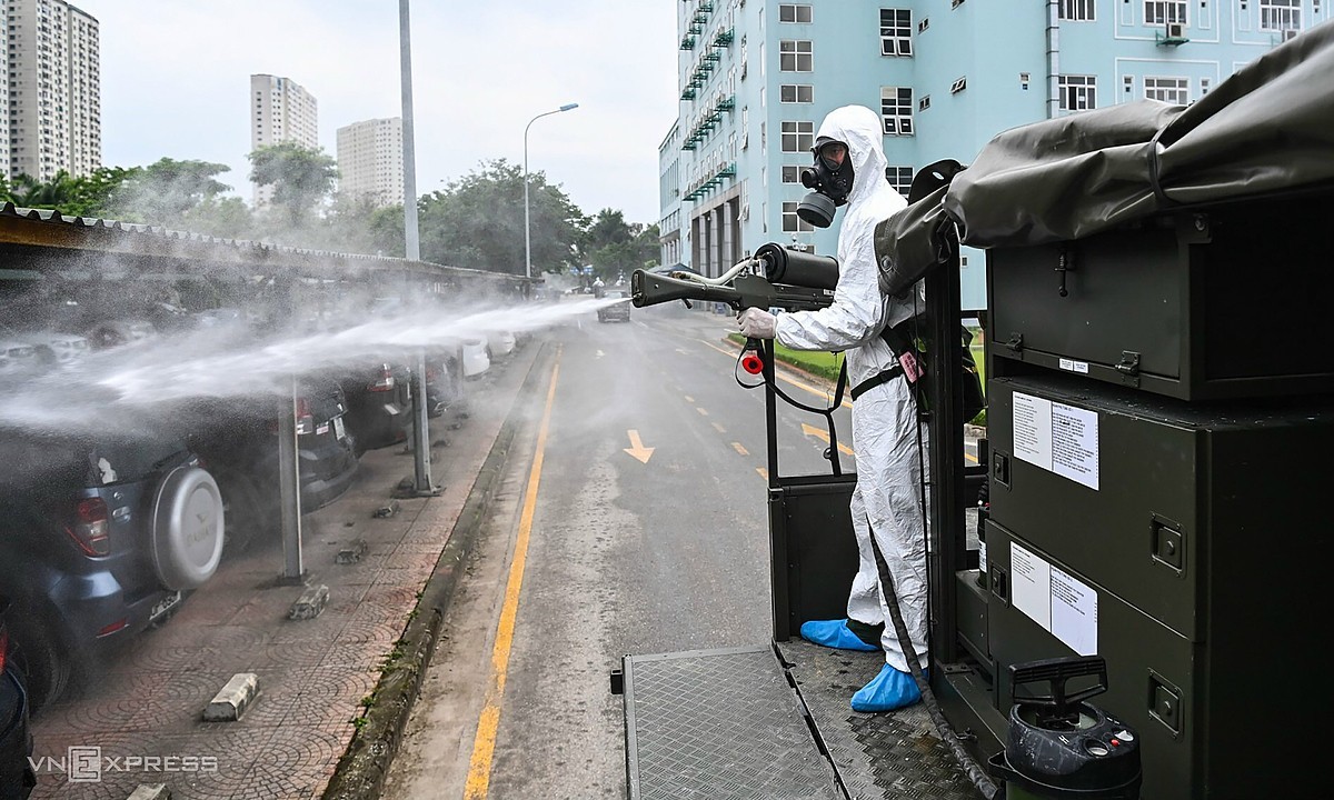 A solider sprays disinfectant at the K Hospital in Hanoi, May 7 2021. Photo by VnExpress/Ngoc Thanh.