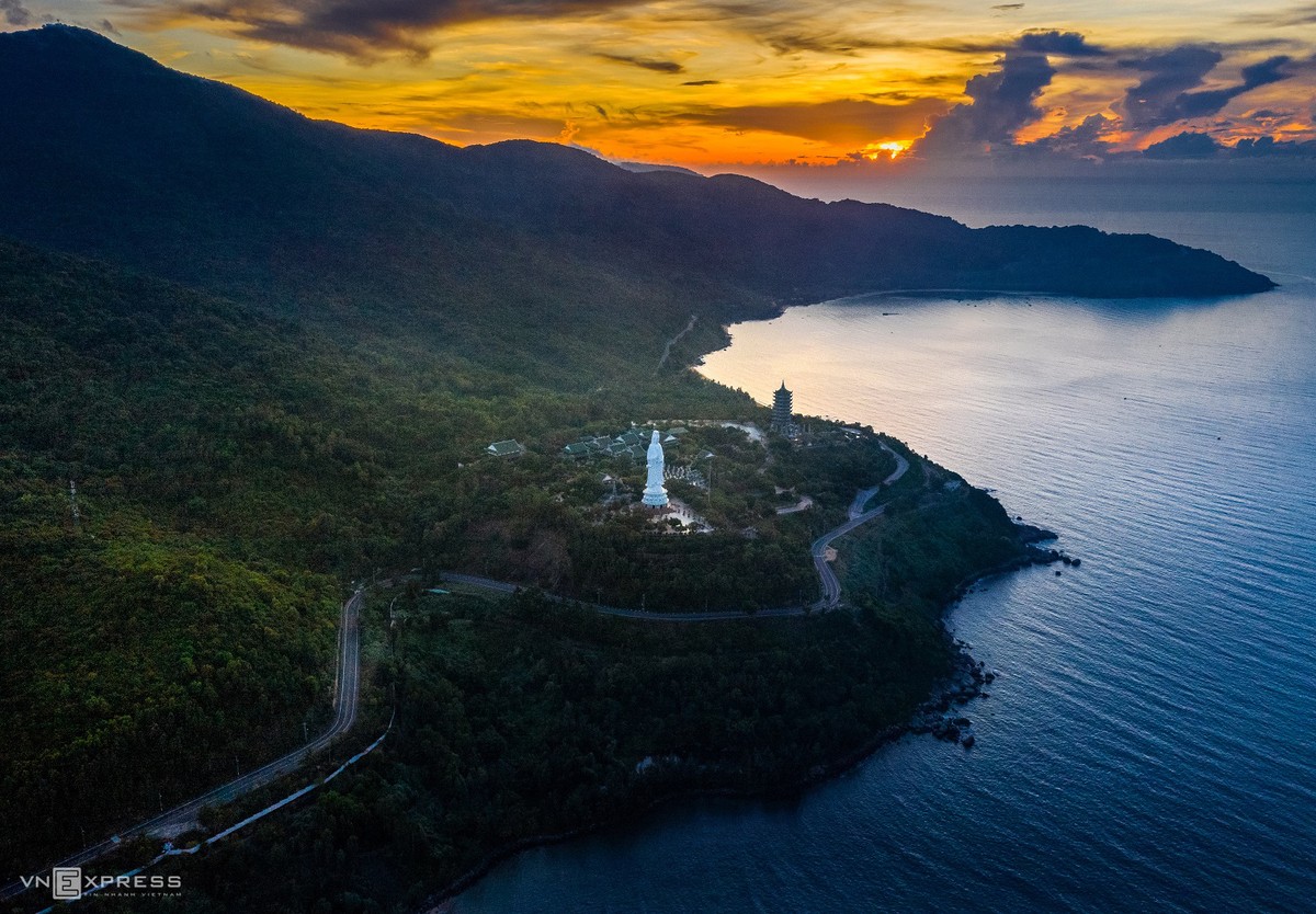 Son Tra Peninsula overlooking a beach in Da Nang, central Vietnam. Photo by Ha Vu Linh.