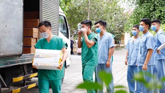 Trao tặng hàng vạn ly sữa tươi và nước trái cây TH tiếp sức chống dịch