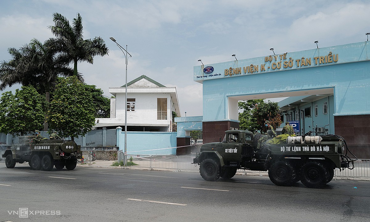 Military personnel disinfect K Hospital in Hanoi on May 7, 2021. Photo by VnExpress/Ngoc Thanh.