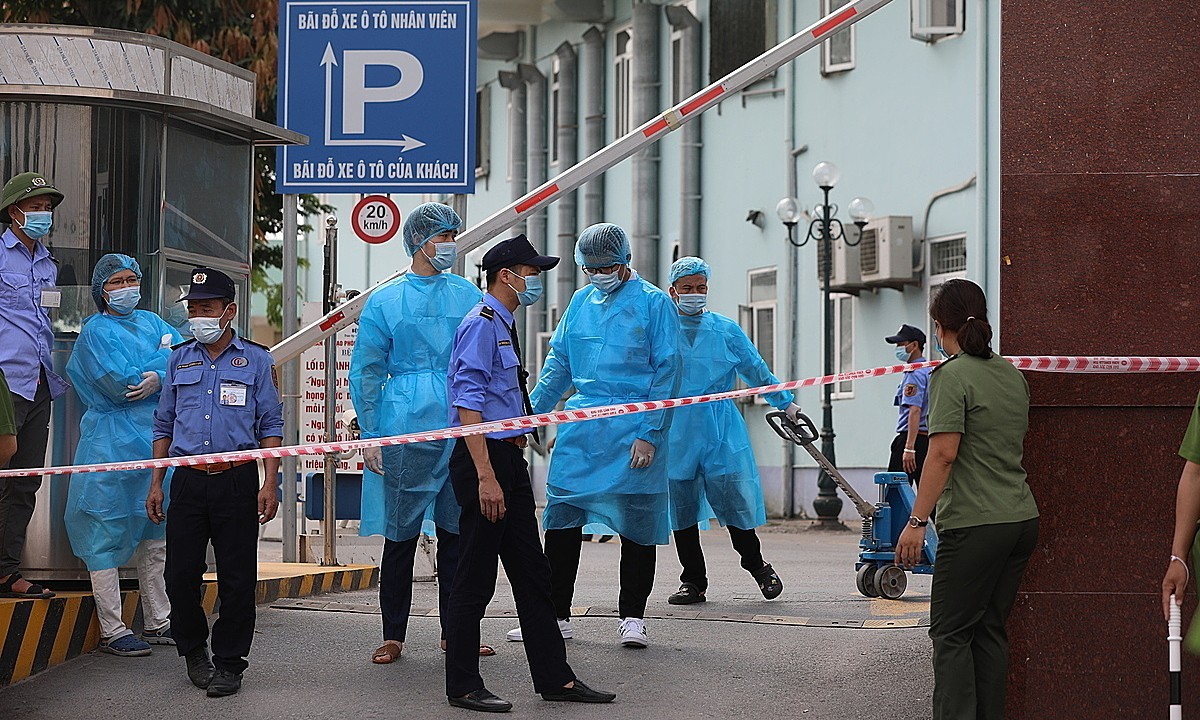 The K Hospital in Hanoi, now one of the Covid-19 clusters, is put under lockdown on May 7, 2021 as it becomes a Covid-19 cluster. Photo by VnExpress/Ngoc Thanh.