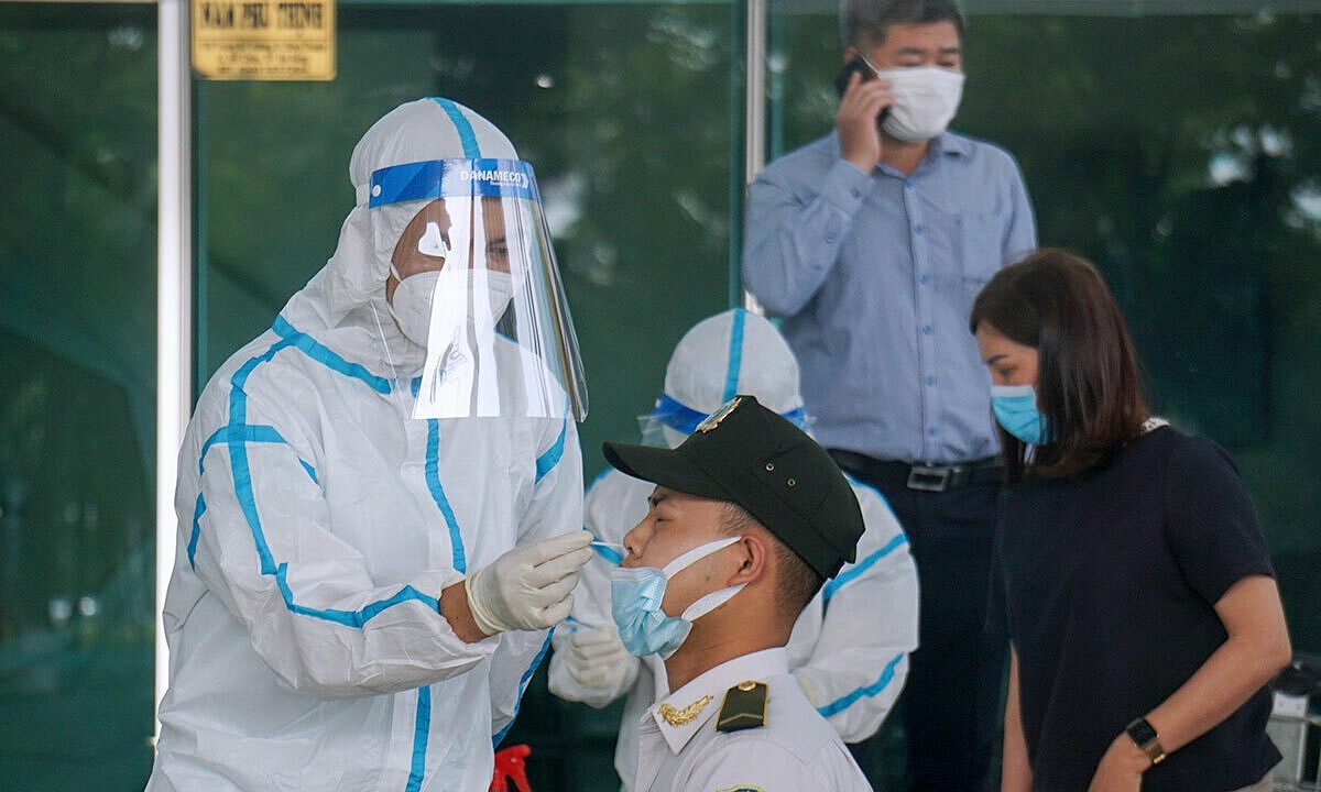 A medic takes samples of a staff at the Da Nang International Airport in Da Nang for the new coronavirus test, May 7, 2021. Photo by VnExpress/Ngoc Truong.