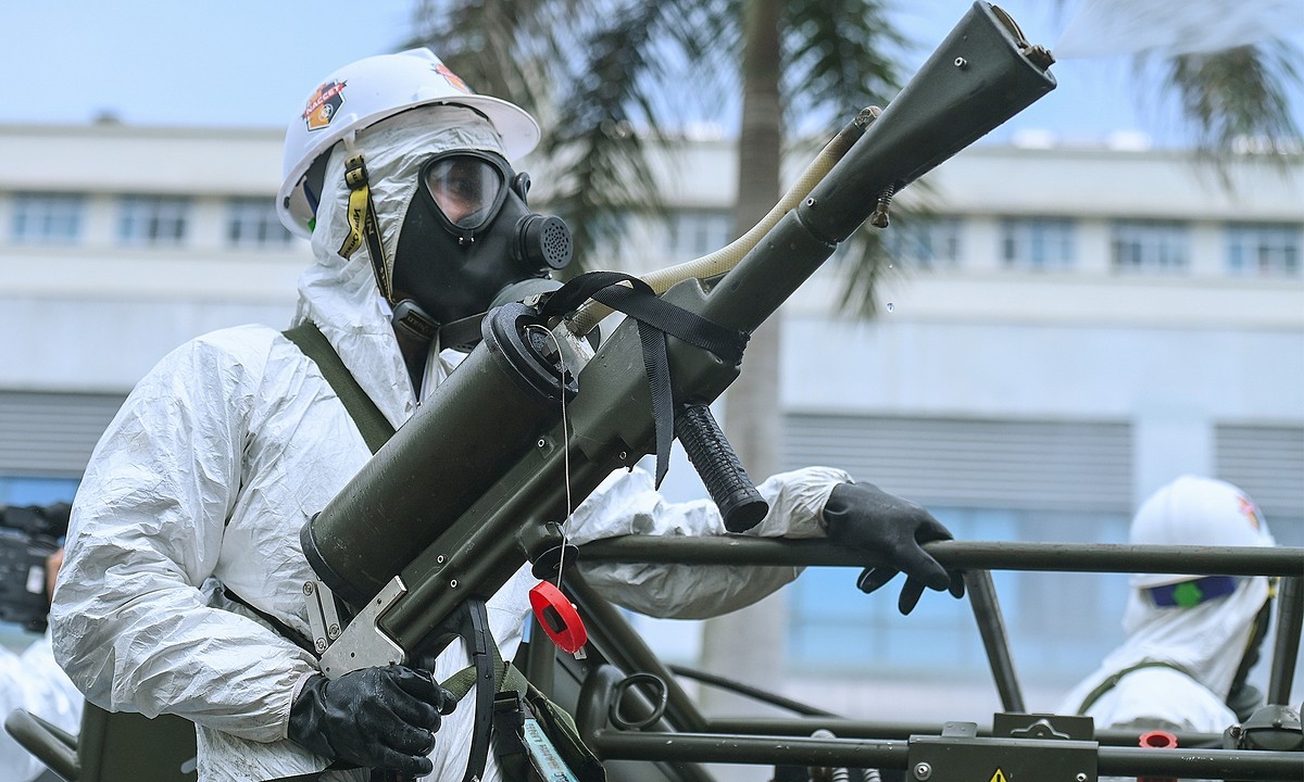 Military staff disinfect an area of Hanoi against the novel coronavirus, May 6, 2021. Photo by VnExpress/Giang Huy.