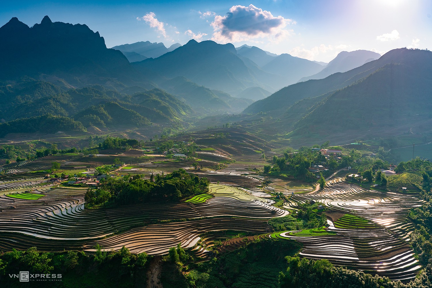 This photo was taken in June 2020, with waterlogged fields appearing in harmony with newly transplanted rice seeds in Sang Ma Sao