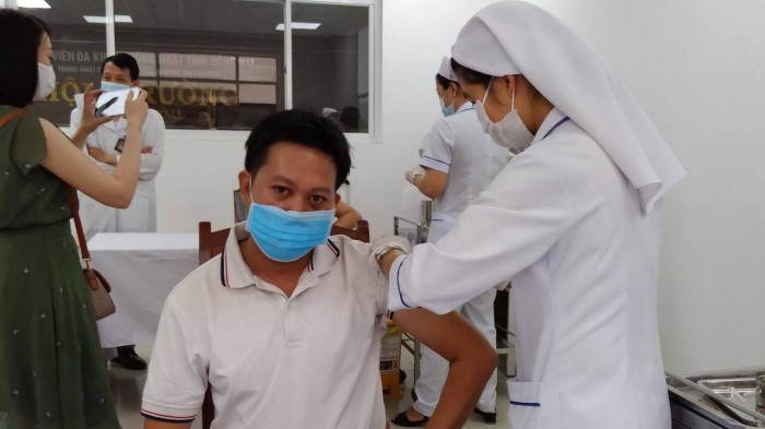 Phóng viên Báo Giao thông tiêm vaccine phòng Covid-19