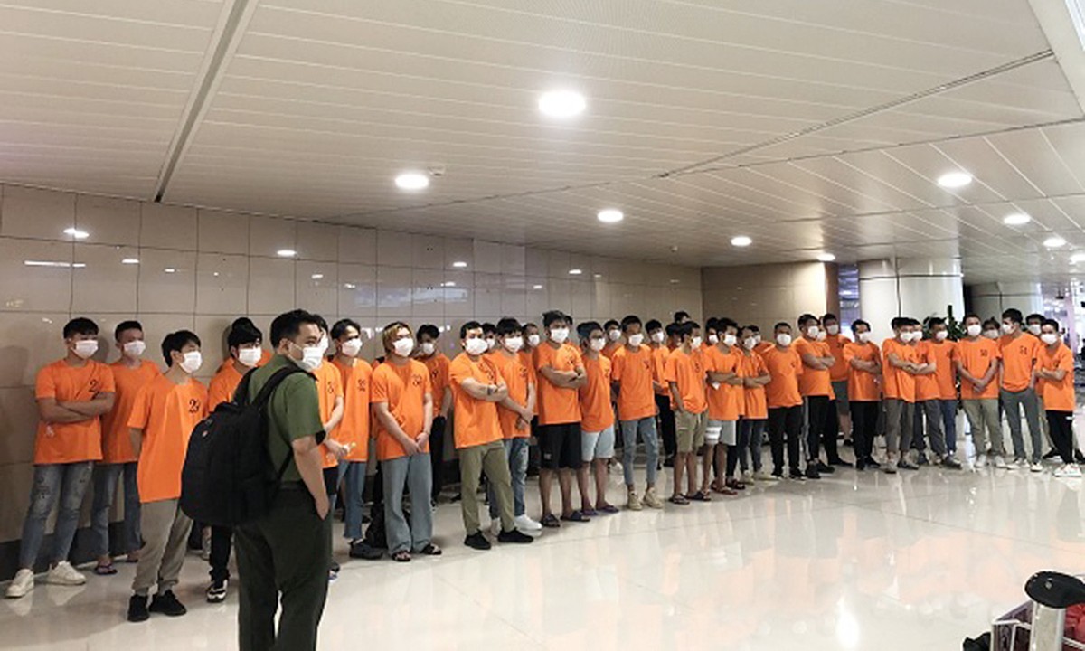 Authorities prepare to deport illegal Chinese entrants in HCMC. Photo courtesy of the HCMC police.