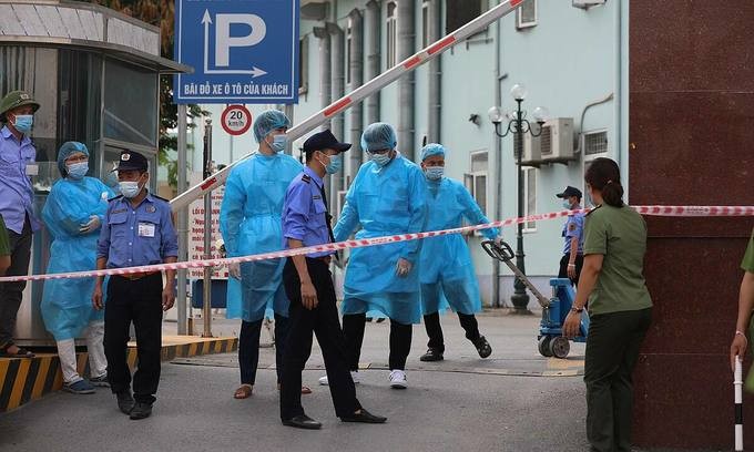 Hanoi's K Hospital has been locked down after recording novel coronavirus cases, May 7, 2021. Photo by VnExpress/Ngoc Thanh.