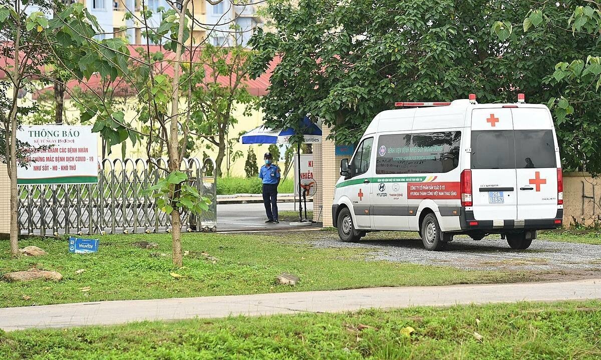 An ambulance parks outside the National Hospital for Tropical Diseases on May 5, 2021, the day the hospital was put under lockdown following a Covid-19 hotspot. Photo by VnExpress/Giang Huy.