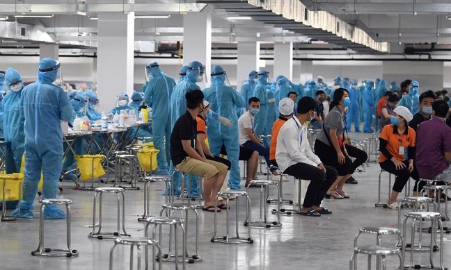 Workers at Quang Chau industrial park in Bac Giang Province wait to have their samples taken for coronavirus tests, May 15, 2021. Photo by VnExpress/Giang Huy.