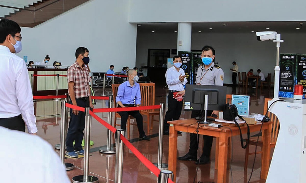 An area to check the body temperature of people going in and out of Da Nang Administrative Center in Da Nang, May 2021. Photo by VnExpress/Bo Ken.