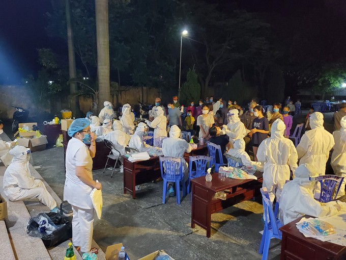 Medical staff take samples of residents in Mao Dien Commune, Bac Ninh Province, on the night of May 7, 2021. Photo by Le Thi Nhung.