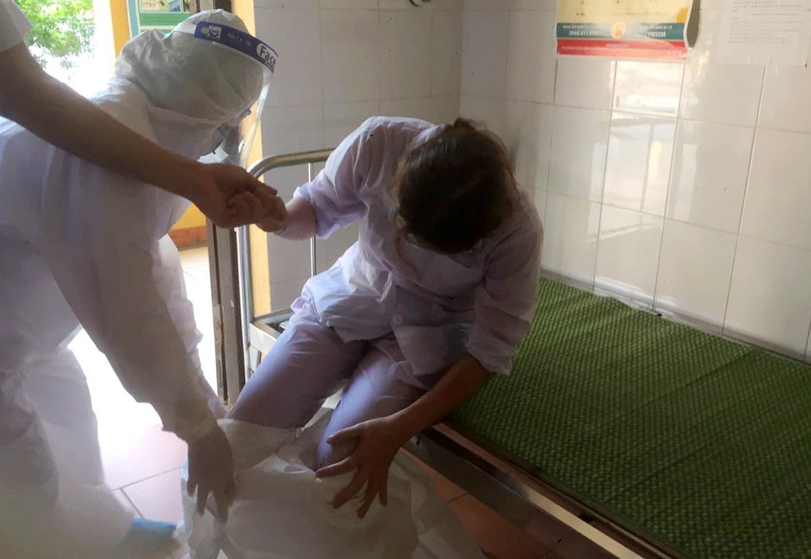 Dr Le Thi Nhung fainted after working long hours in Bac Ninh Province on May 9, 2021. Photo by Nguyen Huong.