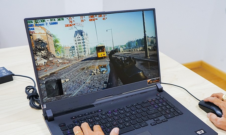 A person plays a first-person shooter game on a laptop. Photo by VnExpress/Bao Lam.