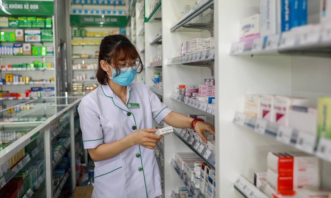 A pharmacist at a drugstore in HCMC in May 2020. Photo by VnExpress/Quynh Tran.