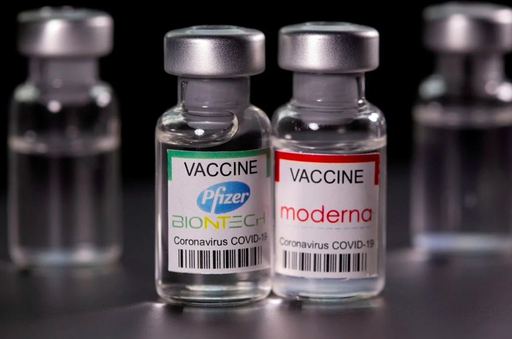 Lọ chứa vaccine Covid-19 của Pfizer và Moderna được trưng bày tại Mỹ, tháng 2/2021. Ảnh: Reuters