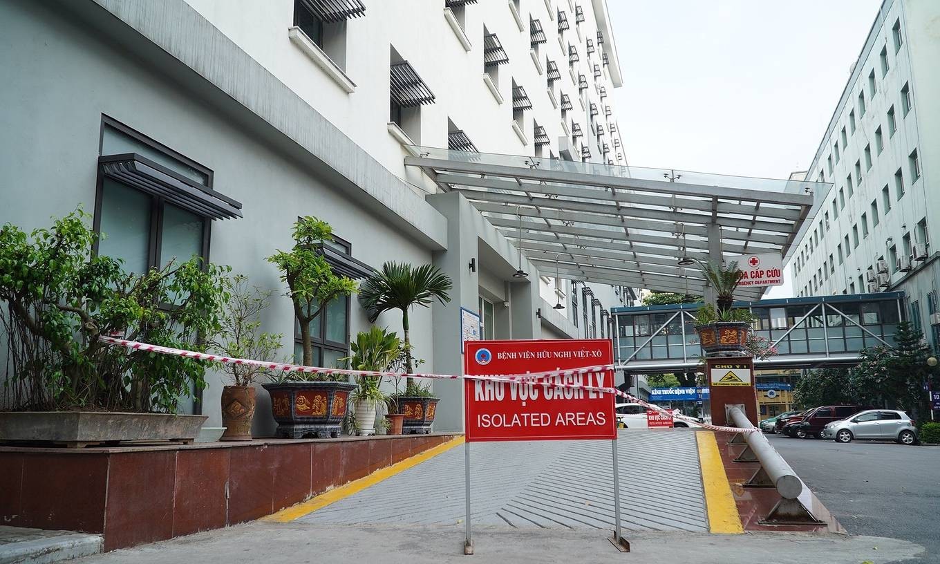 A hospital in Hanoi is put under isolation after receiving patients who have tested positive for the new coronavirus, May 12, 2021. Photo by VnExpress/Van Phong.