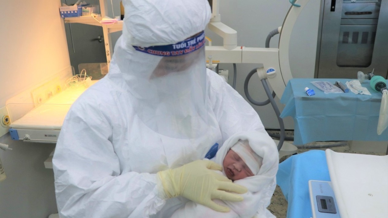 Sản phụ mắc Covid-19 được chuyển lên tuyến trên sinh con