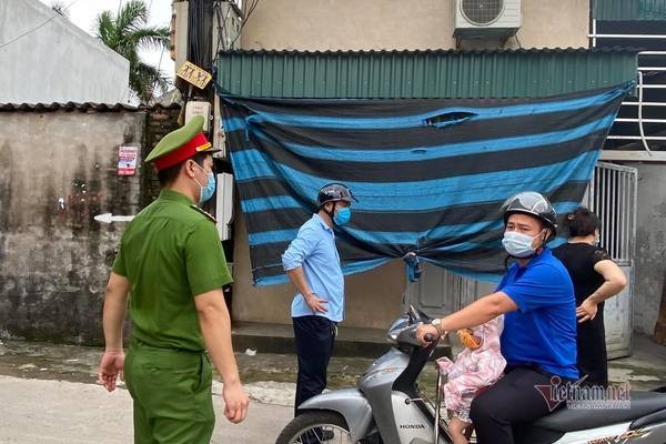 Công an yêu cầu người dân không vào khu dân cư đang phong tỏa