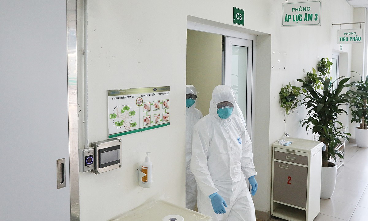 Medical workers operate at a quarantine ward for Covid-19 patients at Hanoi's National Hospital for Tropical Diseases, March 24, 2020. Photo by VnExpress/Ngoc Thanh.