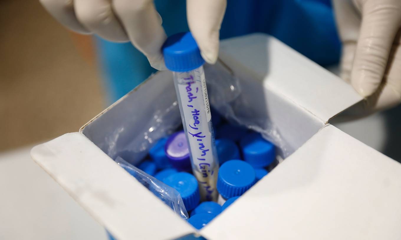 A medical worker handles samples for Covid-19 testing at HCMC's Tan Son Nhat Airport, May 6, 2021. Photo by VnExpress/Huu Khoa.