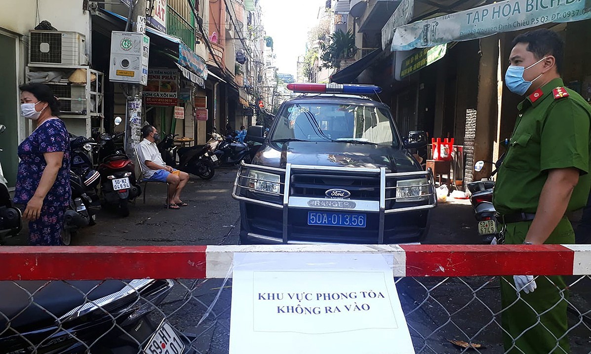 Police isolate an alley in HCMC's District 3 as a person living there has contracted the new coronavirus, May 20, 2021. Photo by VnExpress/Ha An.