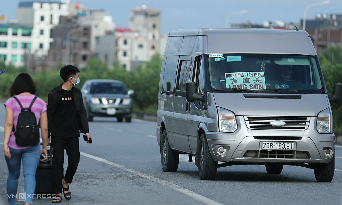 A passenger van moves along the Ha Noi - Bac Giang Expressway that runs by Van Trung Industrial Park of Bac Giang Province, May 2021. Photo by VnExpress/Tung Son.