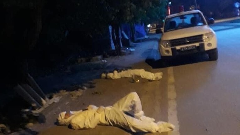 Nhân viên y tế Điện Biên kiệt sức nằm ngủ bên vệ đường